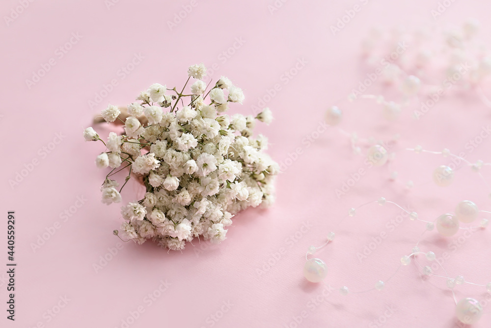 美丽的gypsophila boutonniere和彩色背景上的珠子