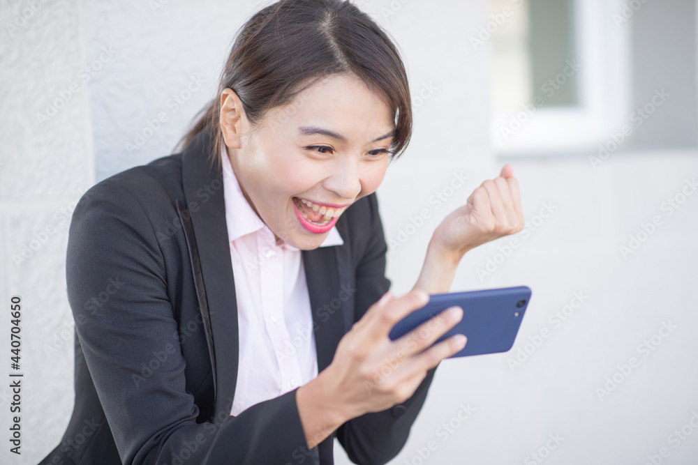 亚洲女商人使用智能手机