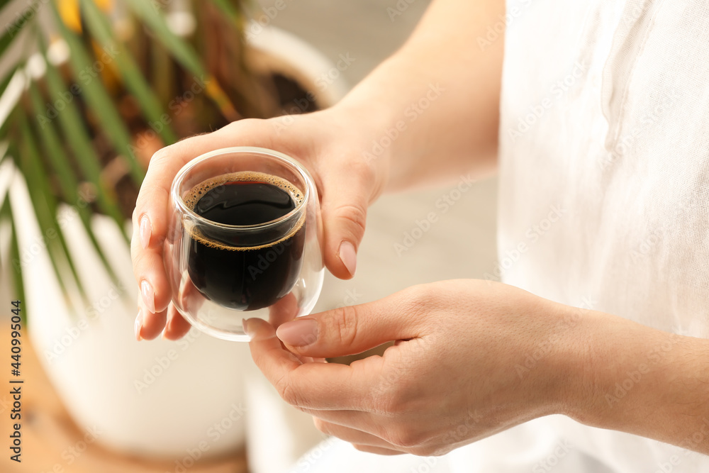 女人在室内喝着一杯美味的土耳其咖啡，特写