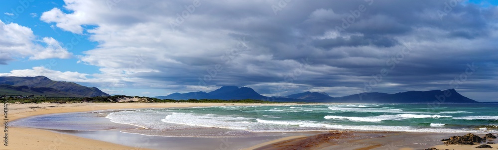 Kleinmond海滩和多云的天空。Overberg，鲸鱼海岸，西开普省。南非