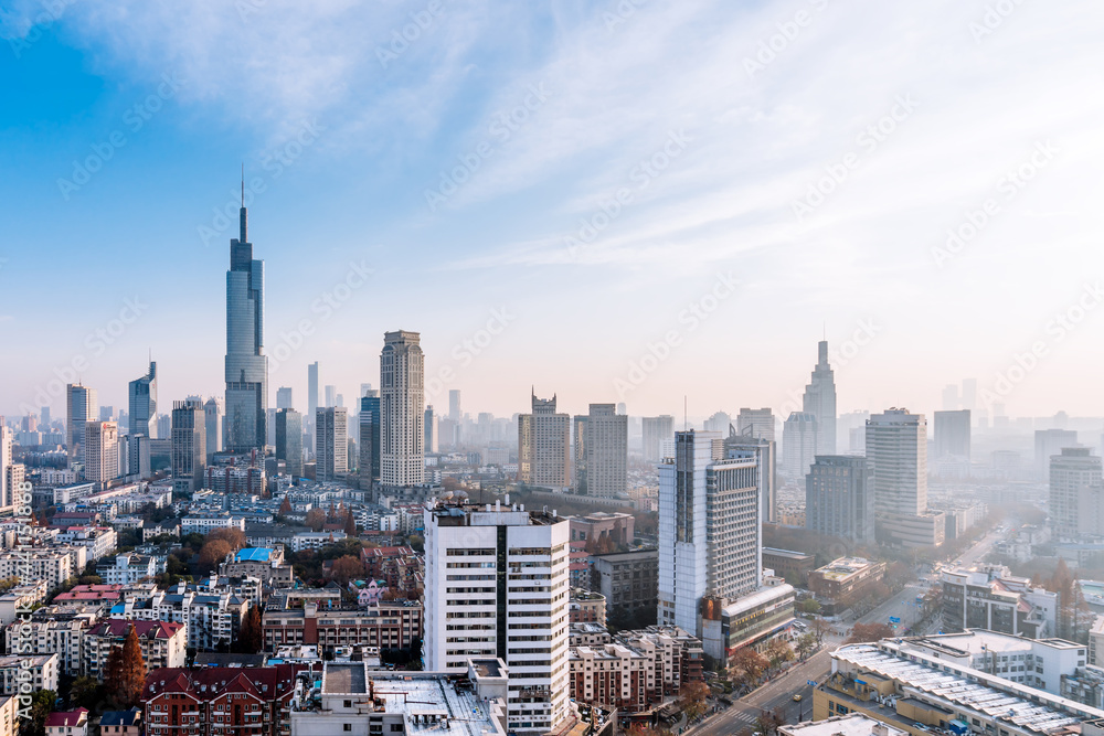 中国江苏南京紫峰大厦和城市天际线的黄昏景色