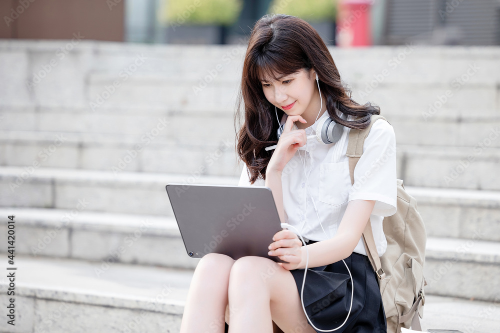 户外，漂亮的亚洲女大学生