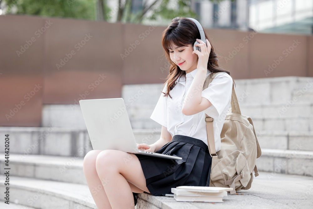 户外，漂亮的亚洲女大学生