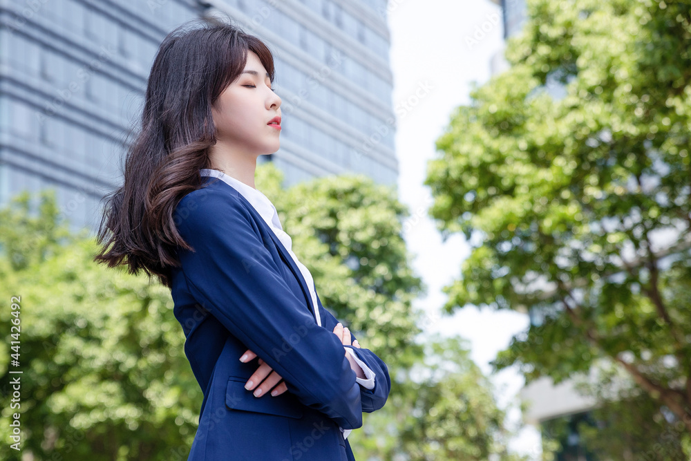 美丽的亚洲女人在户外，穿着西装