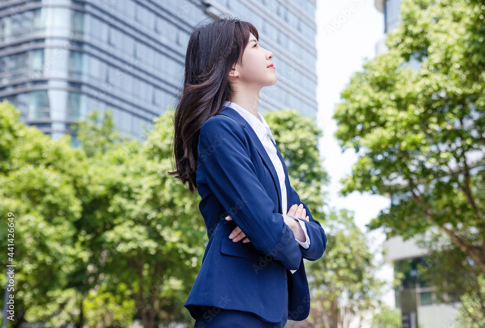 美丽的亚洲女人在户外，穿着西装