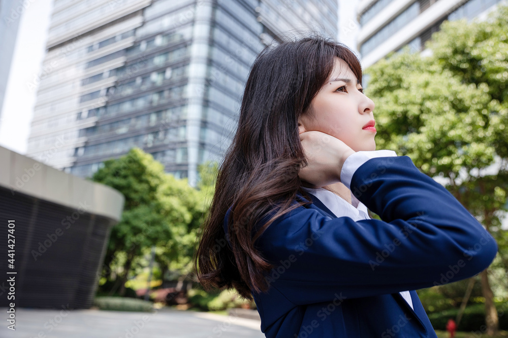 美丽的亚洲女人在户外，穿着西装