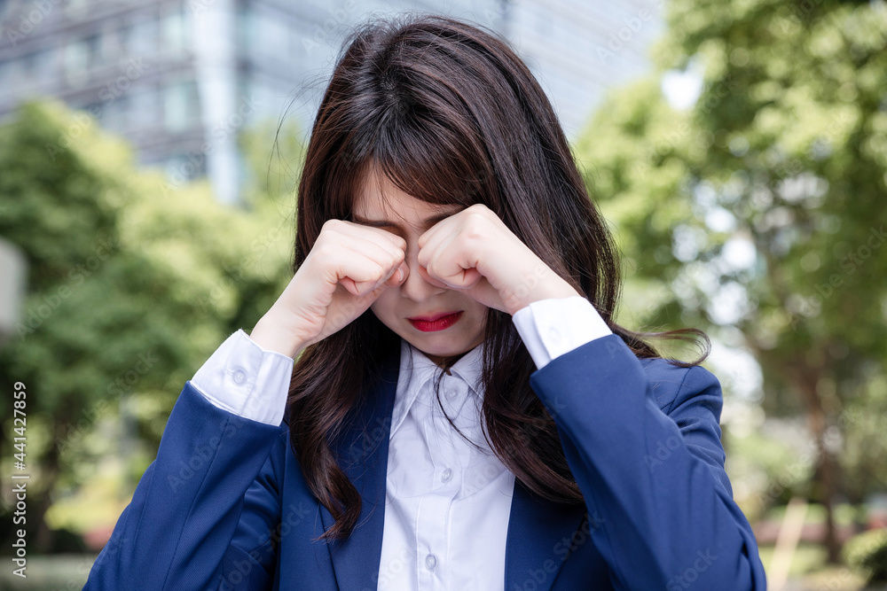 美丽的亚洲女人在户外，穿着西装