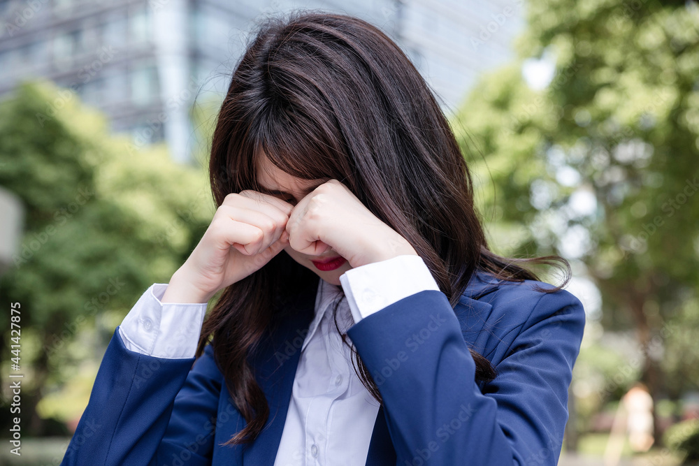 美丽的亚洲女人在户外，穿着西装