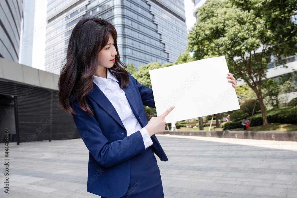 美丽的亚洲女人在户外，穿着西装