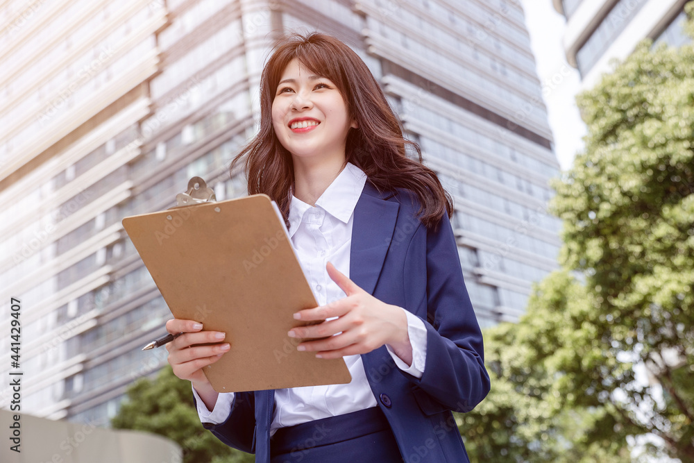 美丽的亚洲女人在户外，穿着西装