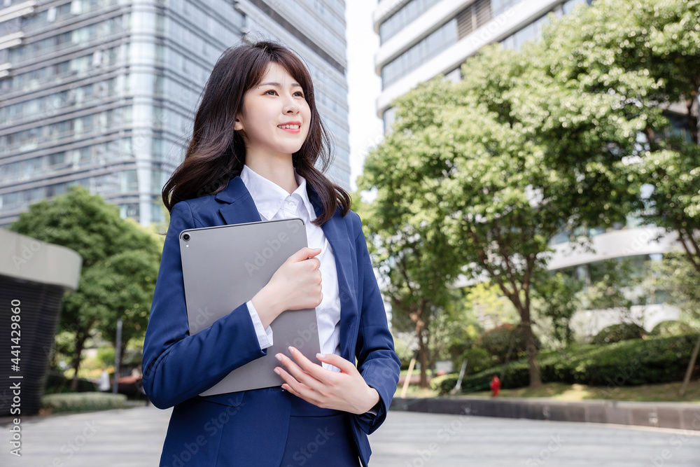 美丽的亚洲女人在户外，穿着西装