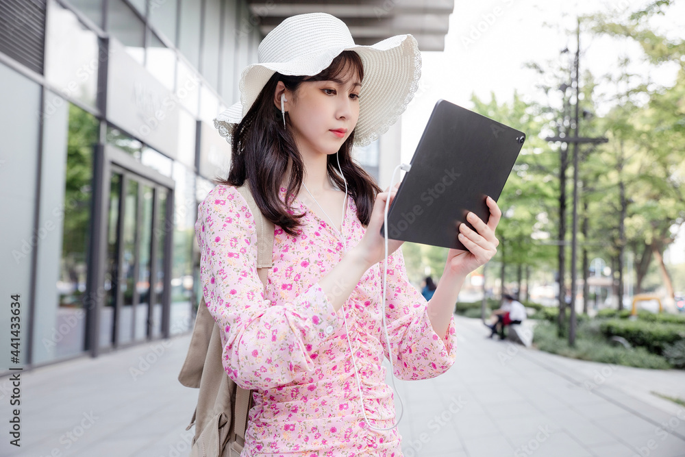 亚洲可爱女孩户外旅行