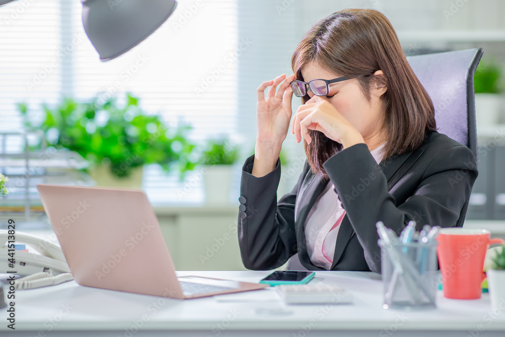 亚洲女工感到疲倦