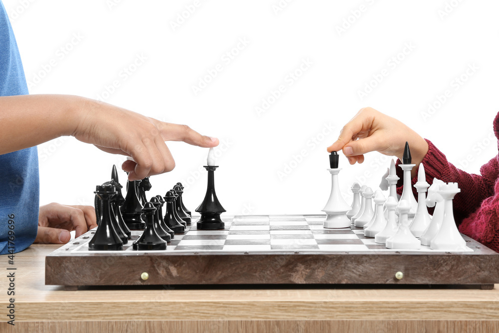 可爱的小孩在白色背景下下棋