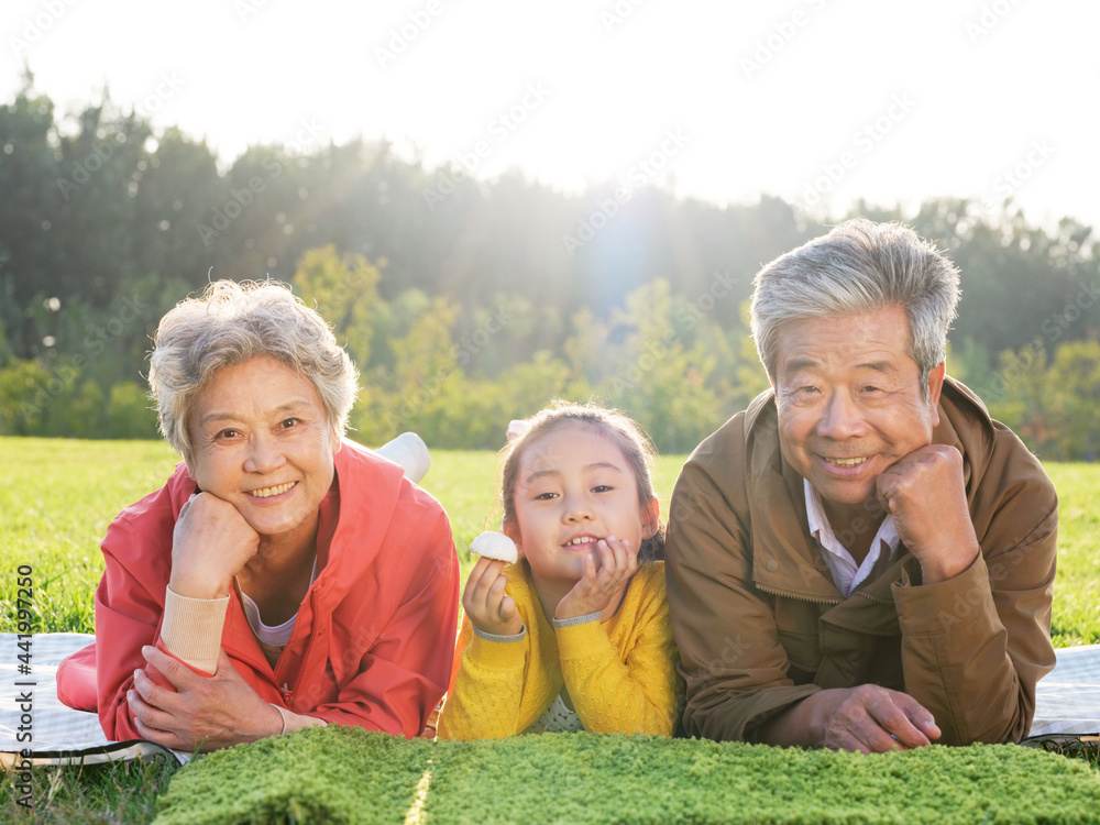 幸福的祖孙在公园合影