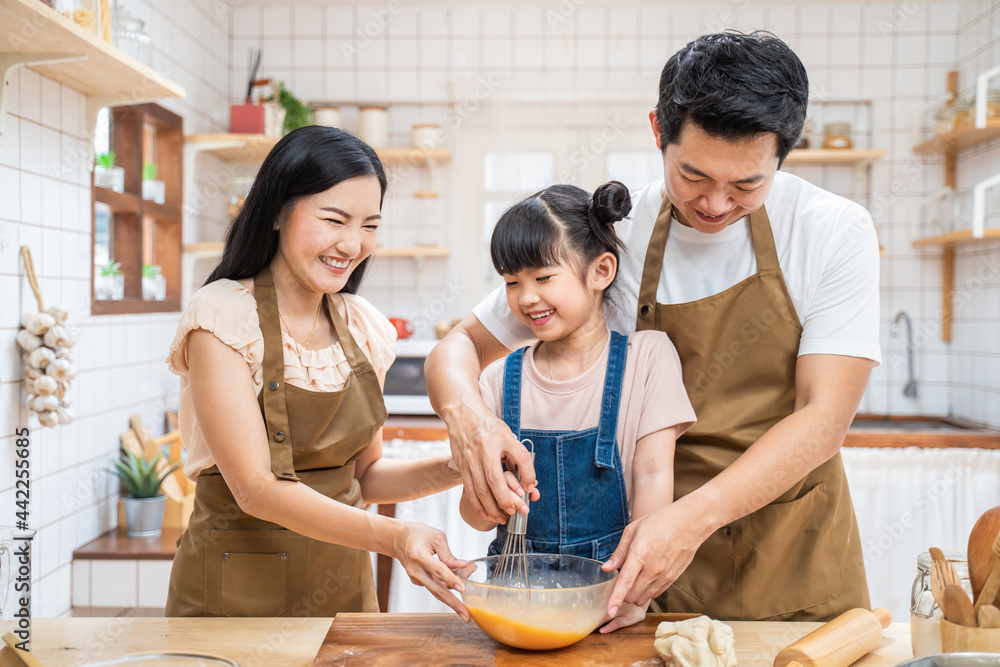 亚洲幸福家庭待在家里的厨房、烘焙面包店和食品。