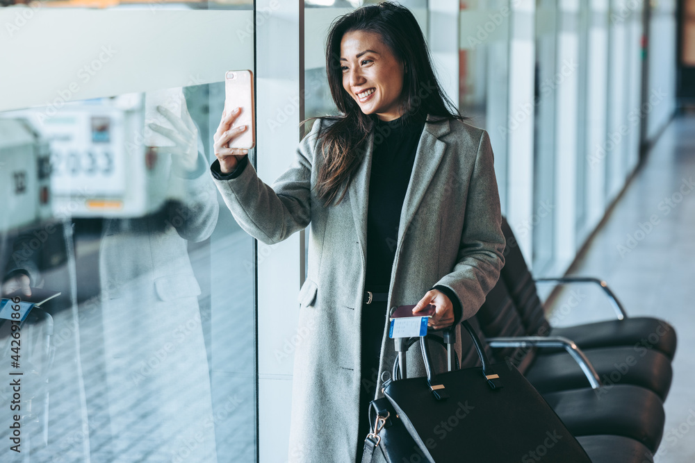 女旅客在机场航站楼自拍