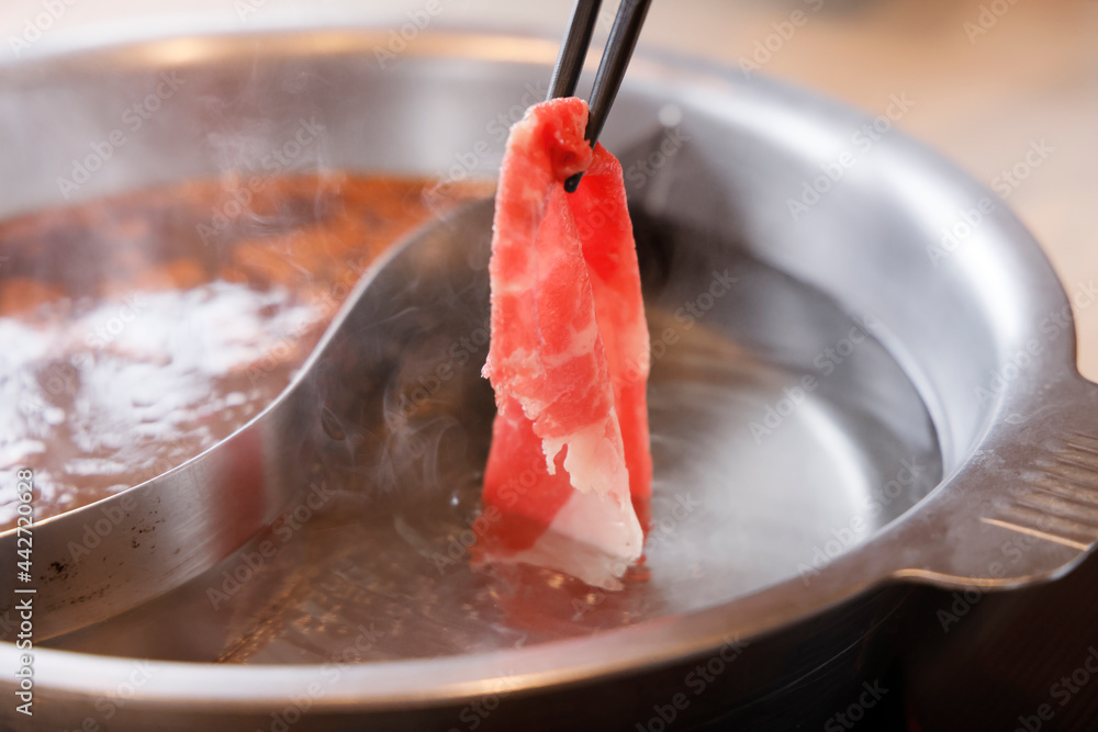 鉄鍋で作る美味しそうな肉料理