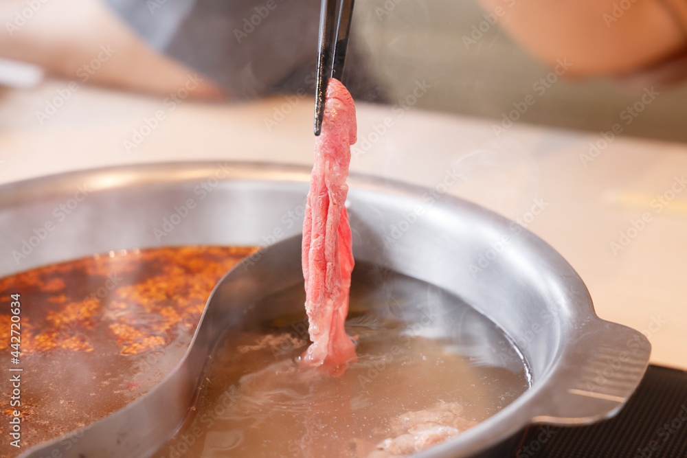 鉄鍋で作る美味しそうな肉料理