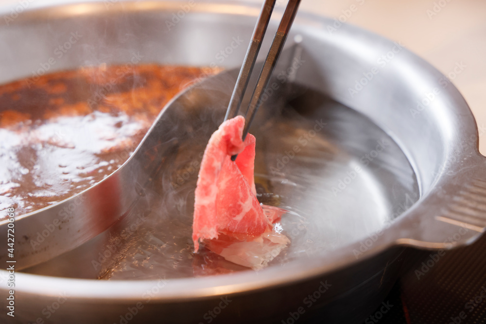 鉄鍋で作る美味しそうな肉料理