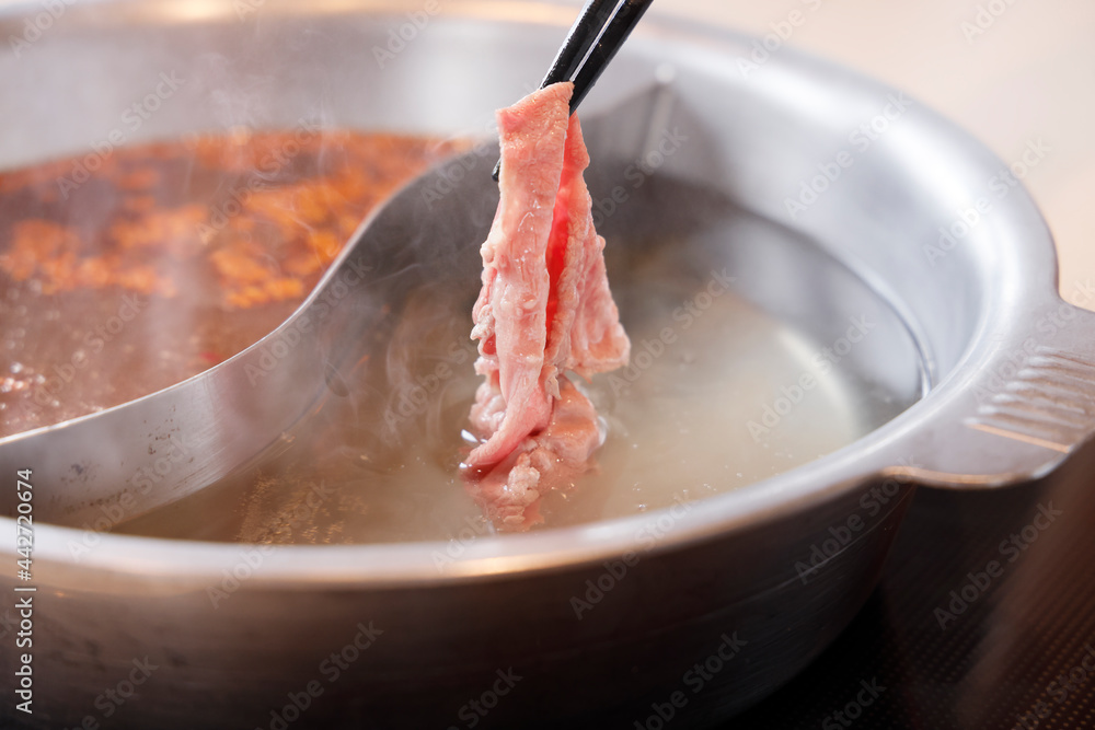 鉄鍋で作る美味しそうな肉料理