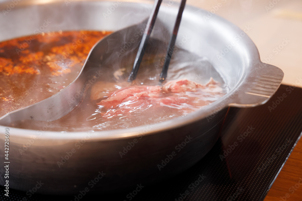 鉄鍋で作る美味しそうな肉料理