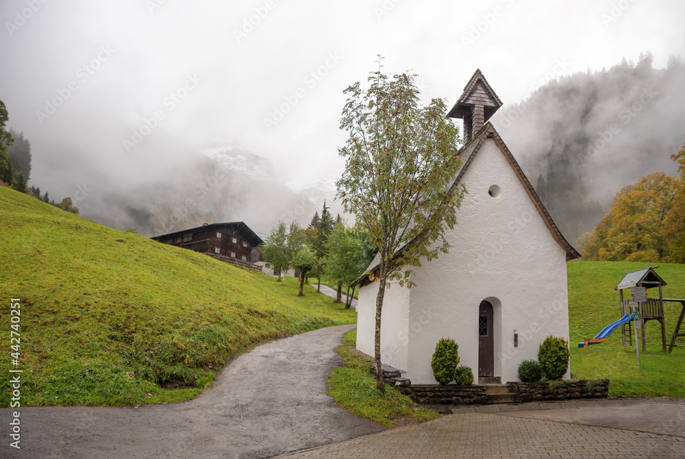 徒步旅行目的地Einodsbach，在Stillachtal的尽头，秋天雾蒙蒙的allgau景观