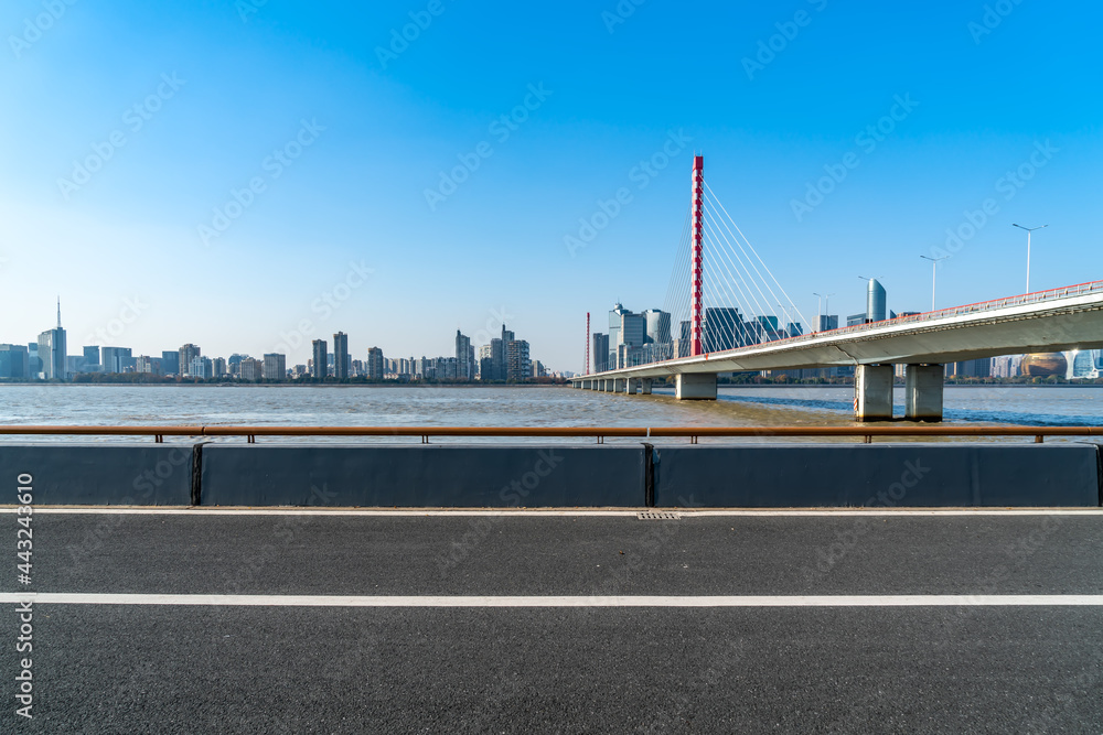 道路与杭州现代城市建筑天际线