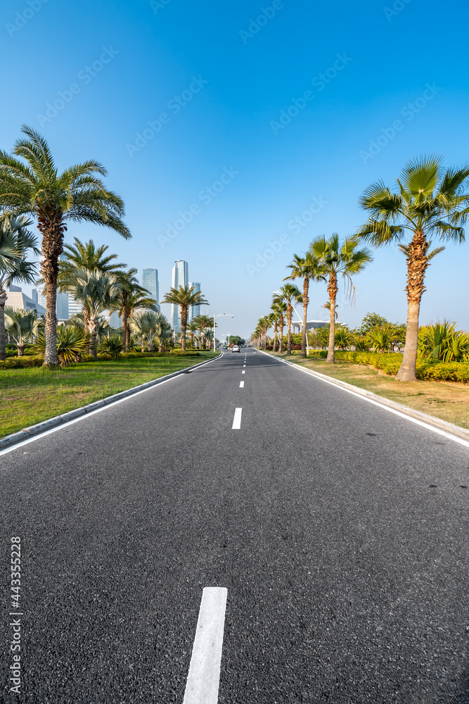 中央商务区、道路和摩天大楼，中国厦门。