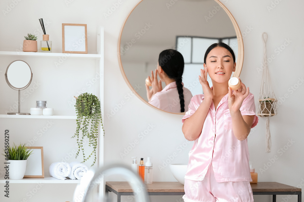 亚洲美女在浴室涂面霜