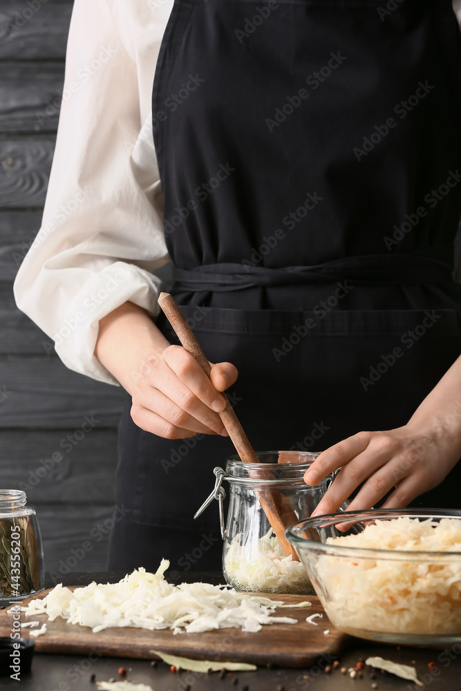 女人在厨房餐桌上准备美味的酸菜，特写镜头