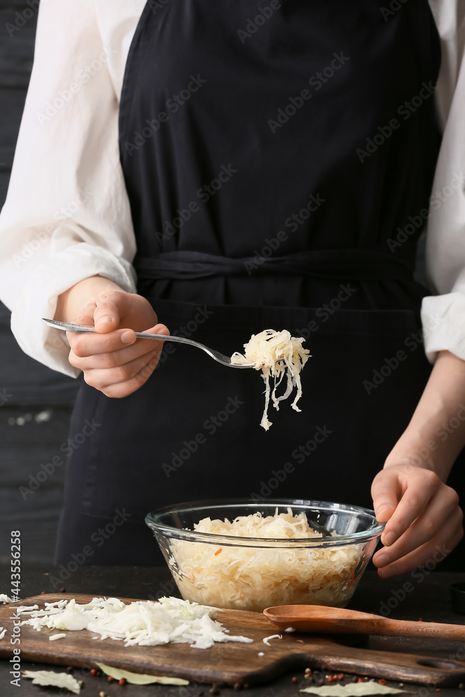 女人在厨房餐桌上准备美味的酸菜，特写镜头