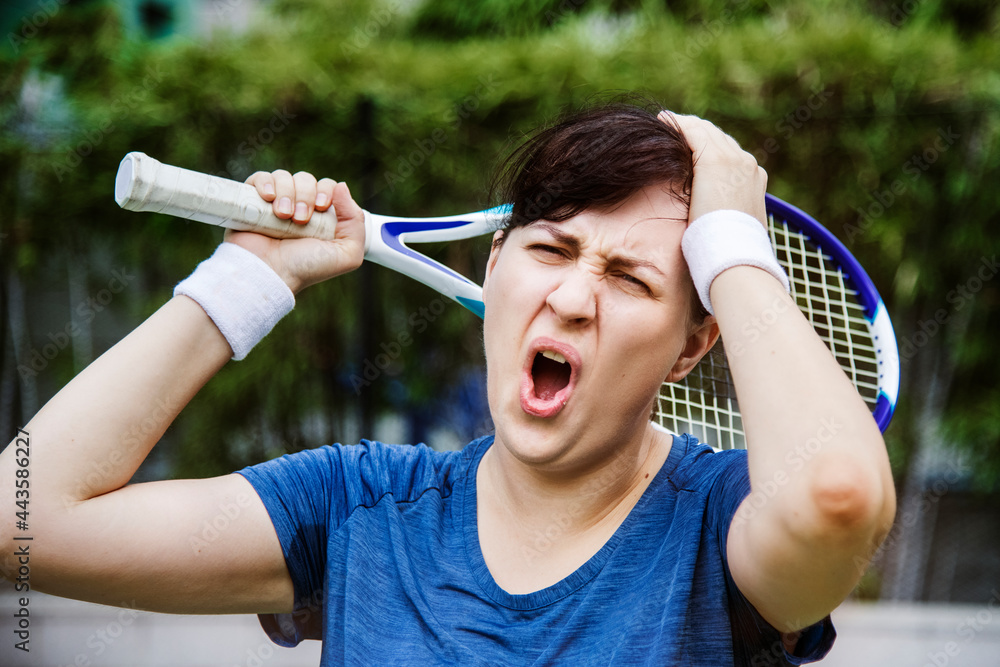 Tennis player losing the match