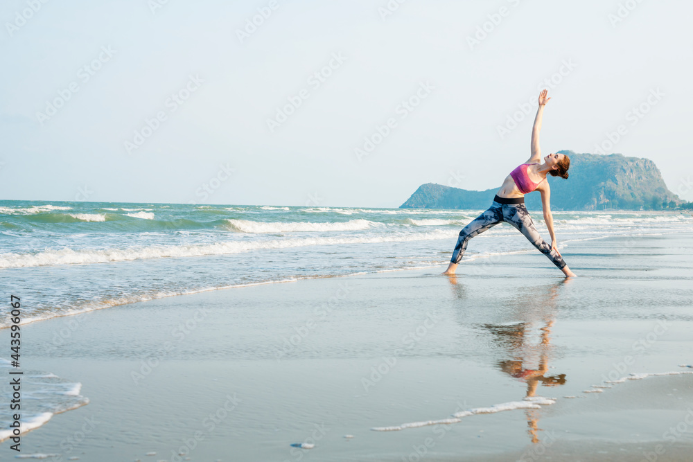 一个女人在海滩上做瑜伽