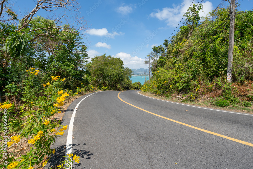 夏季普吉岛周围的柏油路，普吉岛美丽的蓝天背景