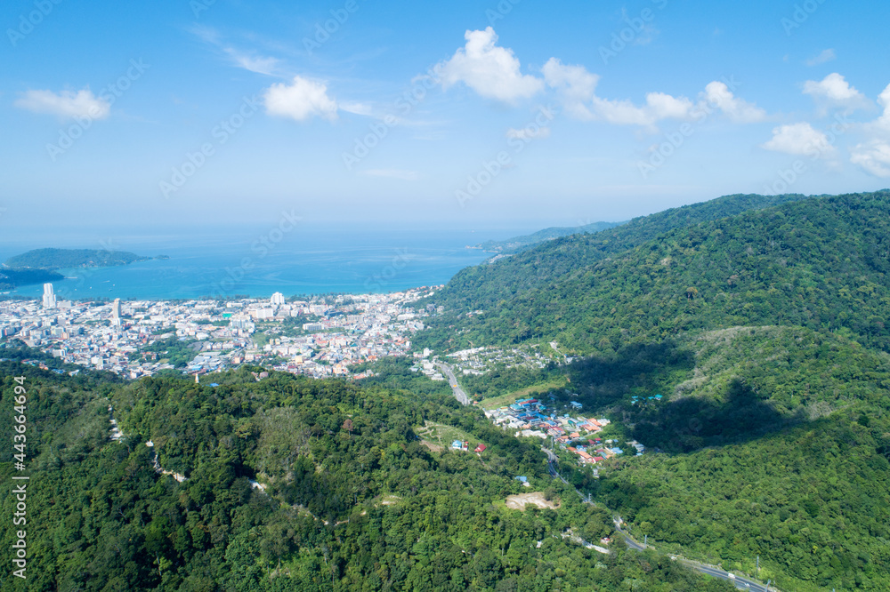 泰国普吉岛巴东湾的蓝海蓝天，前景是山