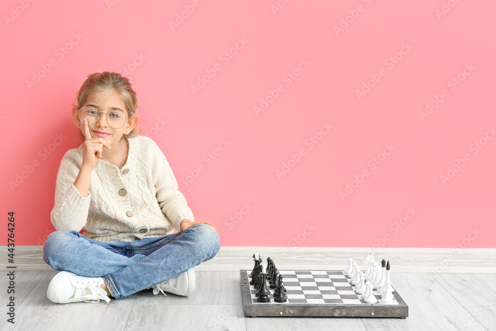 可爱的小女孩在家下棋