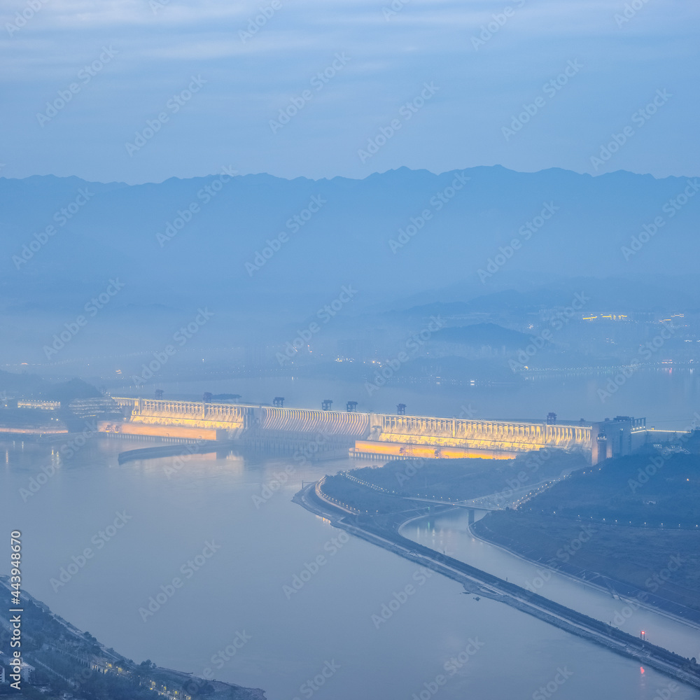 夜幕降临的中国三峡大坝