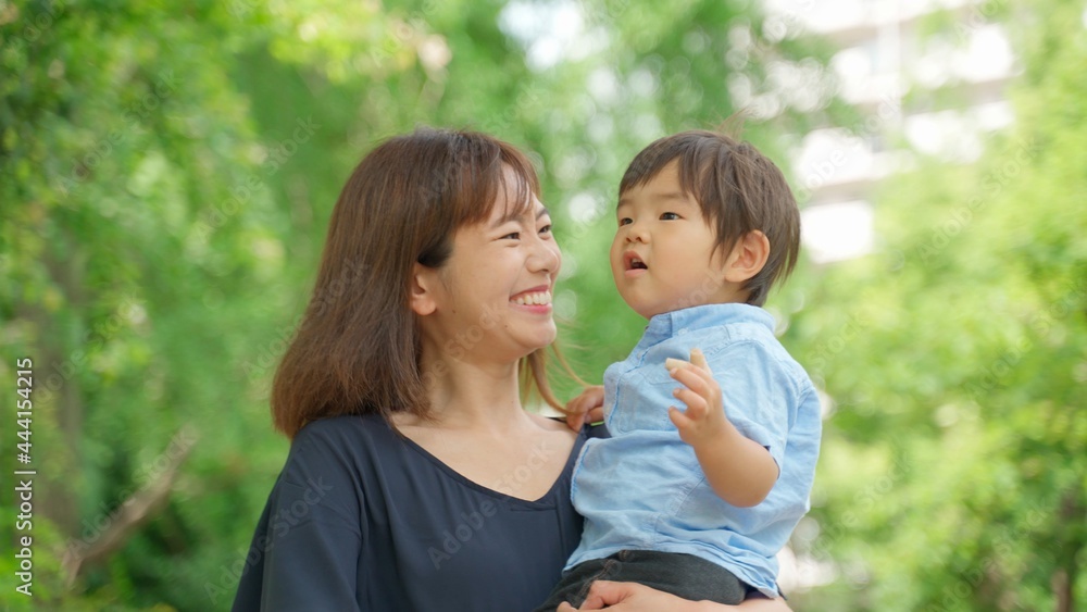 公園を散歩する親子