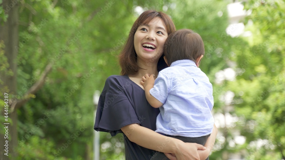 公園を散歩する親子