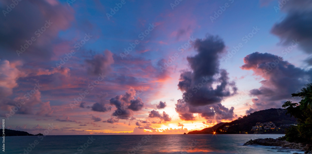 长时间曝光彩色日落或海上日出晴朗的天空日落，海浪上有反射光