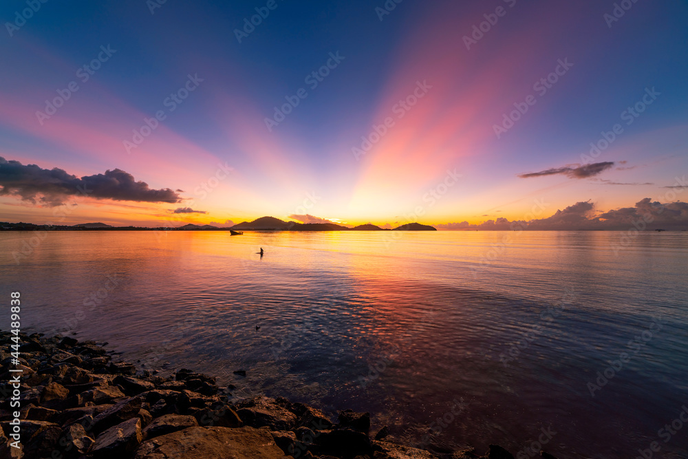 长时间曝光彩色日落或海上日出晴朗的天空日落，海浪上有反射光