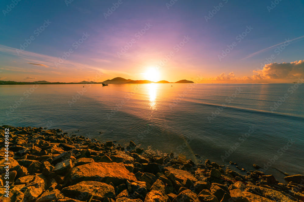 长时间曝光彩色日落或海上日出晴朗的天空日落，海浪上有反射光