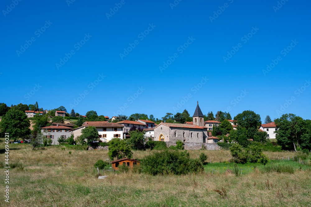 Paysage des Monts du Lyonnais en été autour du village de Montrottier dans le département du Rhône e