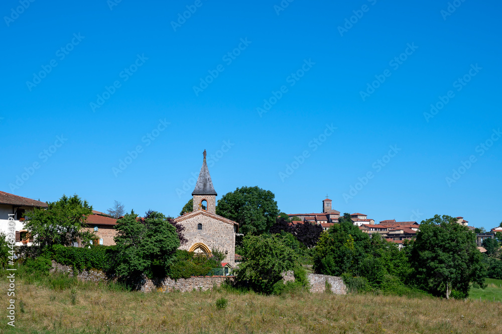 Paysage des Monts du Lyonnais en été autour du village de Montrottier dans le département du Rhône e