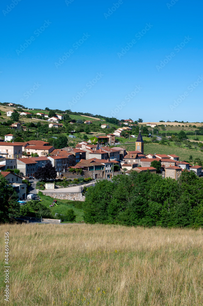 Paysage des Monts du Lyonnais en été autour du village de Saint-Julien-sur Bibost dans le départemen