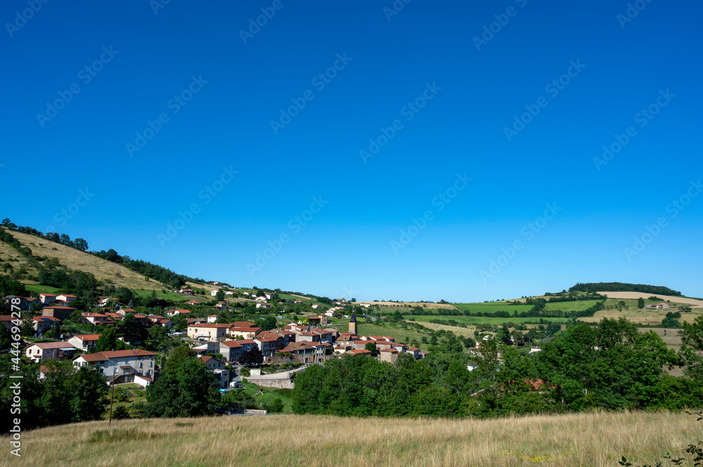 Paysage des Monts du Lyonnais en été autour du village de Saint-Julien-sur Bibost dans le départemen