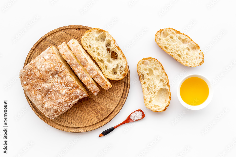 切板上有油的切面包ciabatta，俯视图