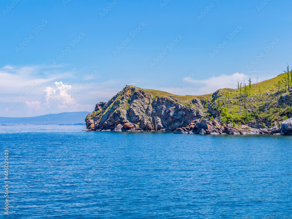 初夏清晨的贝加尔湖景色。奥尔洪岛。