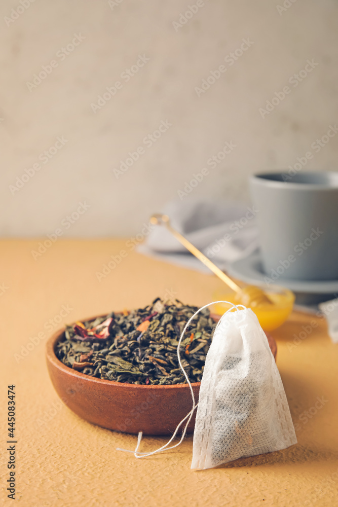 茶包和茶碗，颜色背景为干叶